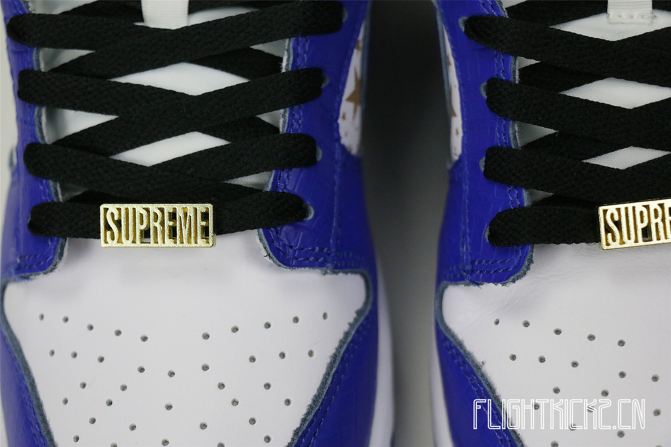 Nike SB Dunk Low Supreme Hyper Royal