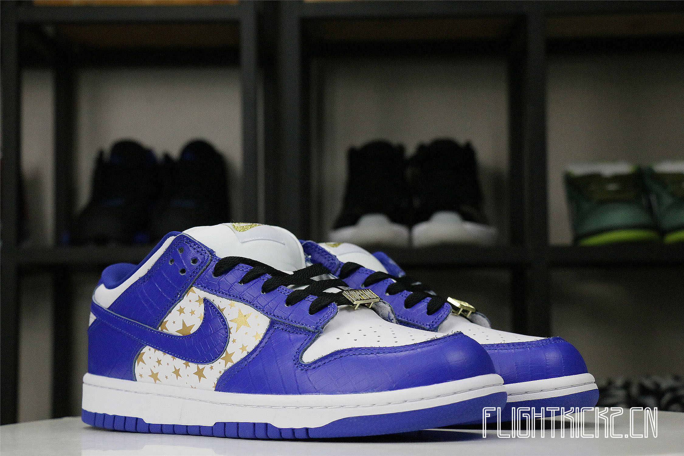 Nike SB Dunk Low Supreme Hyper Royal