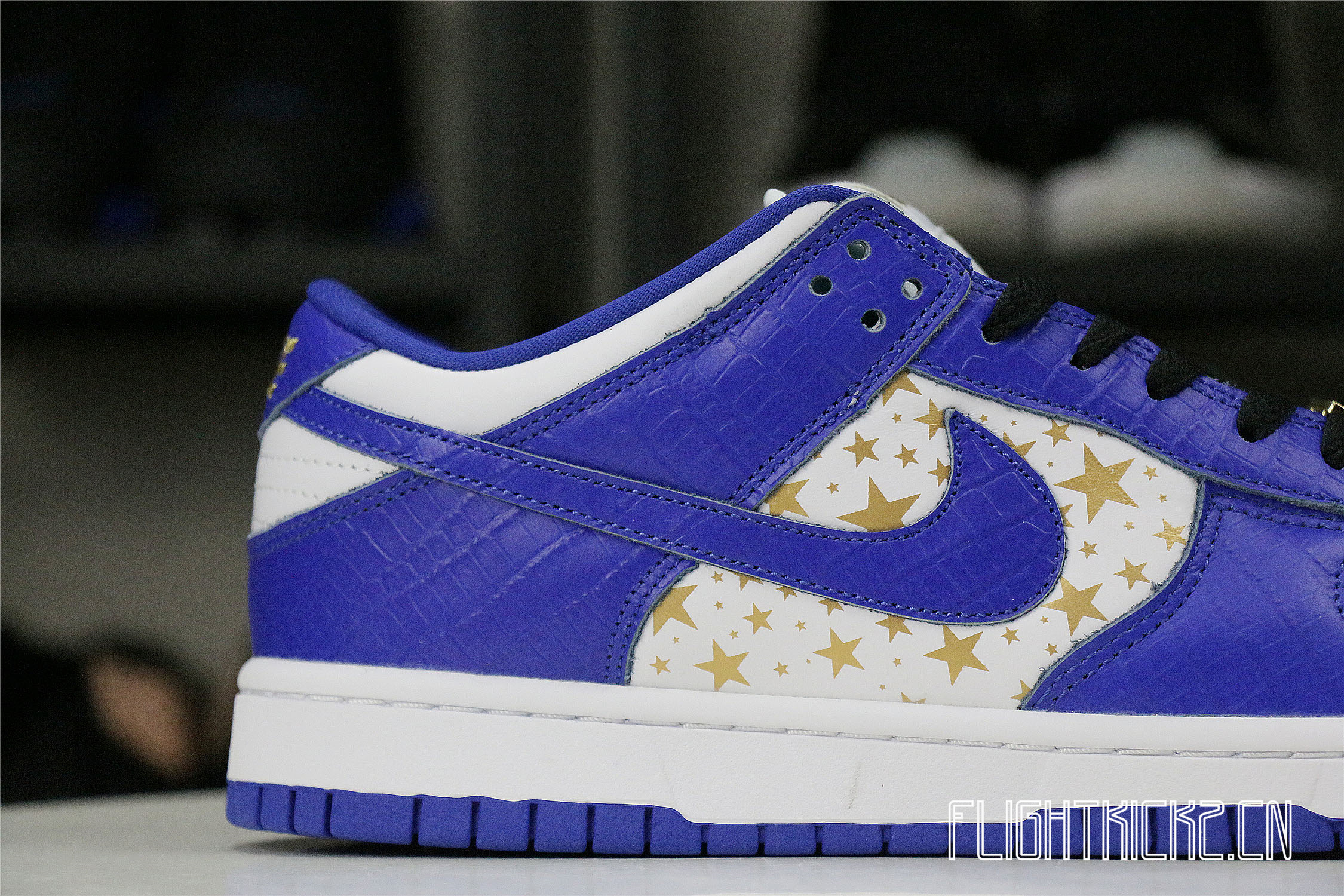 Nike SB Dunk Low Supreme Hyper Royal