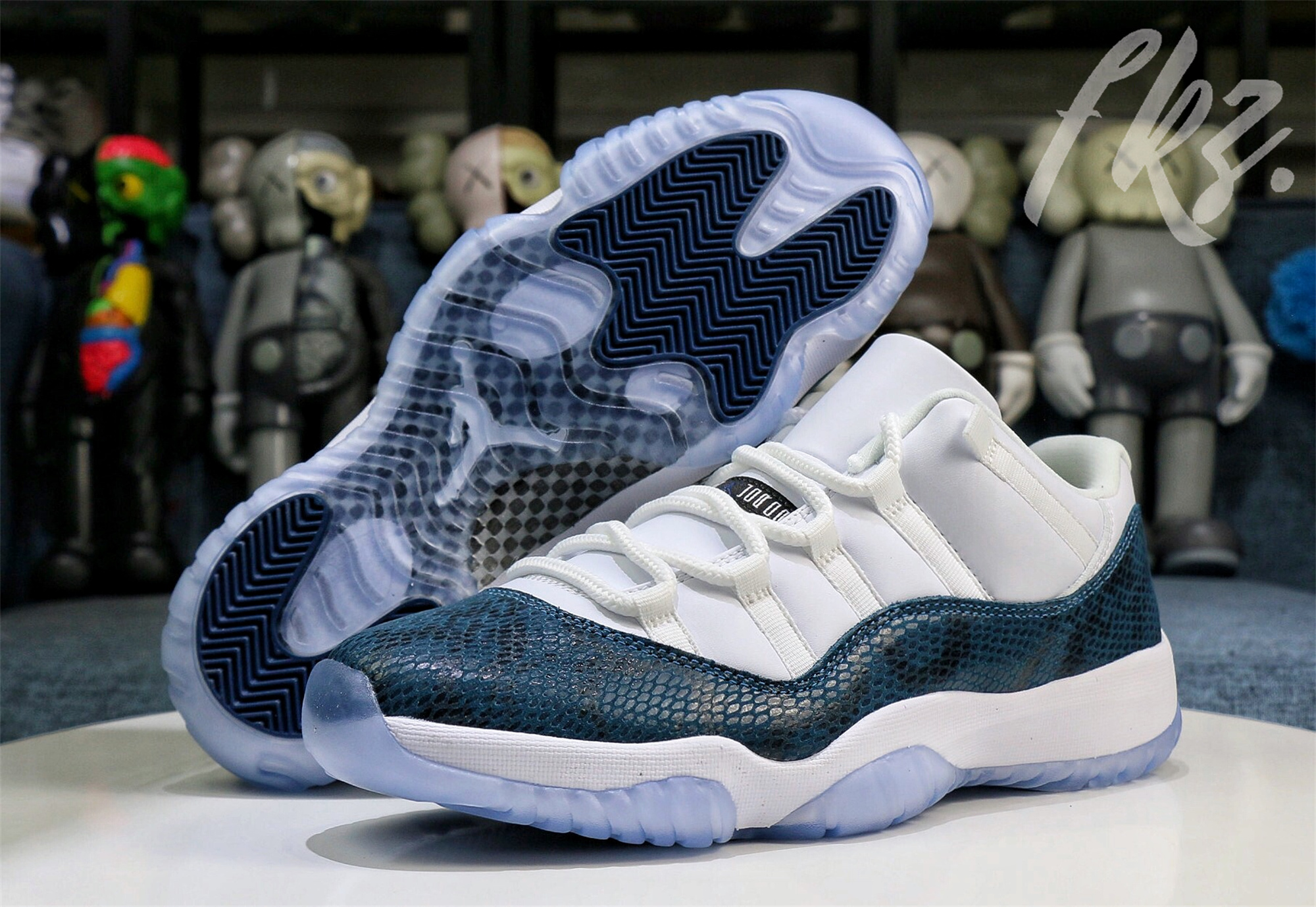 Air Jordan 11 Retro Low Le Snakeskin Blue 2019