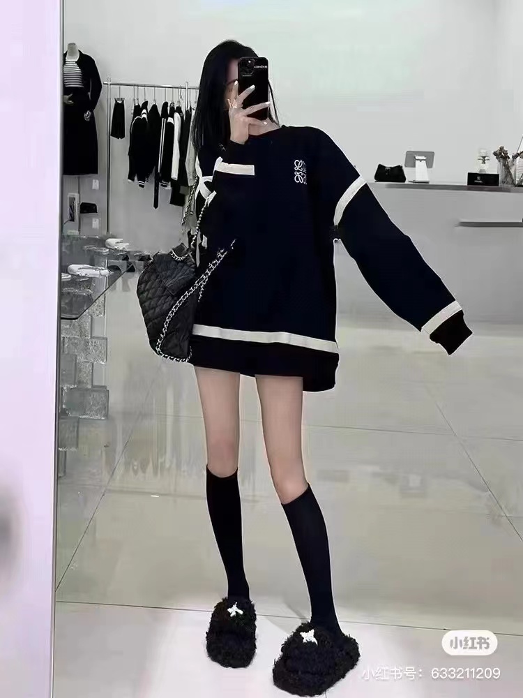 LOEVVE 22FW Ribbon Embroidered Crew Neck Sweater