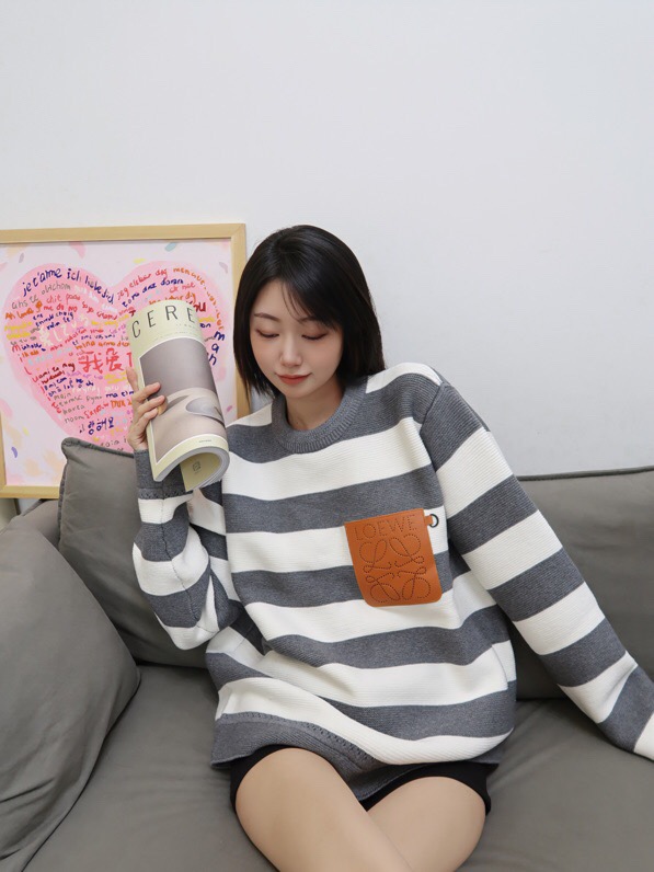 Loevve 22SS autumn and winter new round neck striped patch sweater