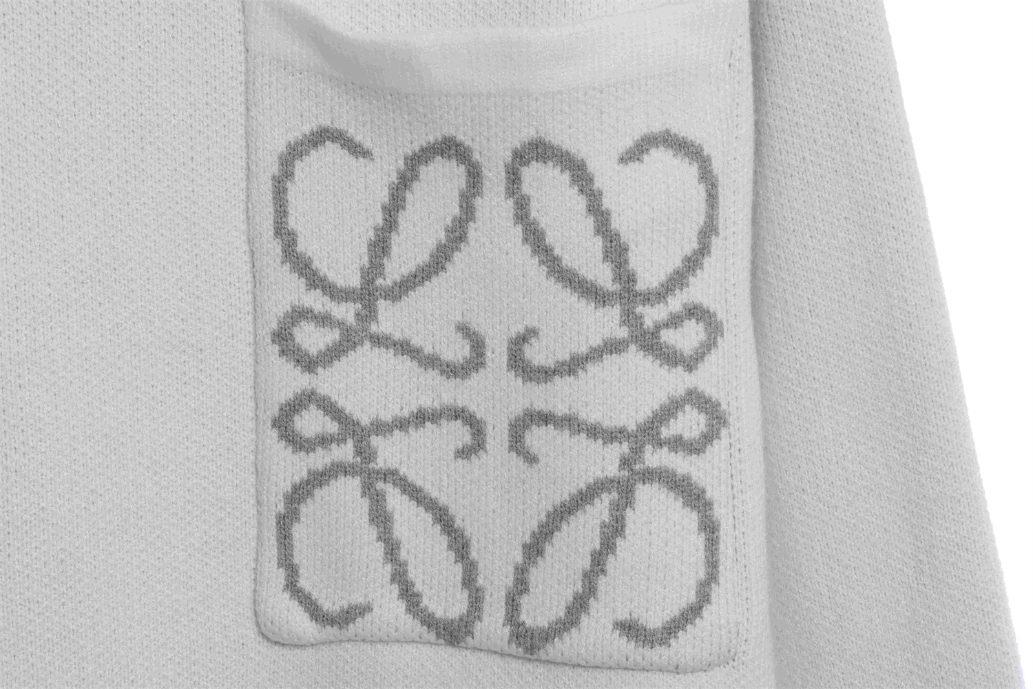 Loevve 22FW pocket four-leaf clover jacquard crew neck sweater