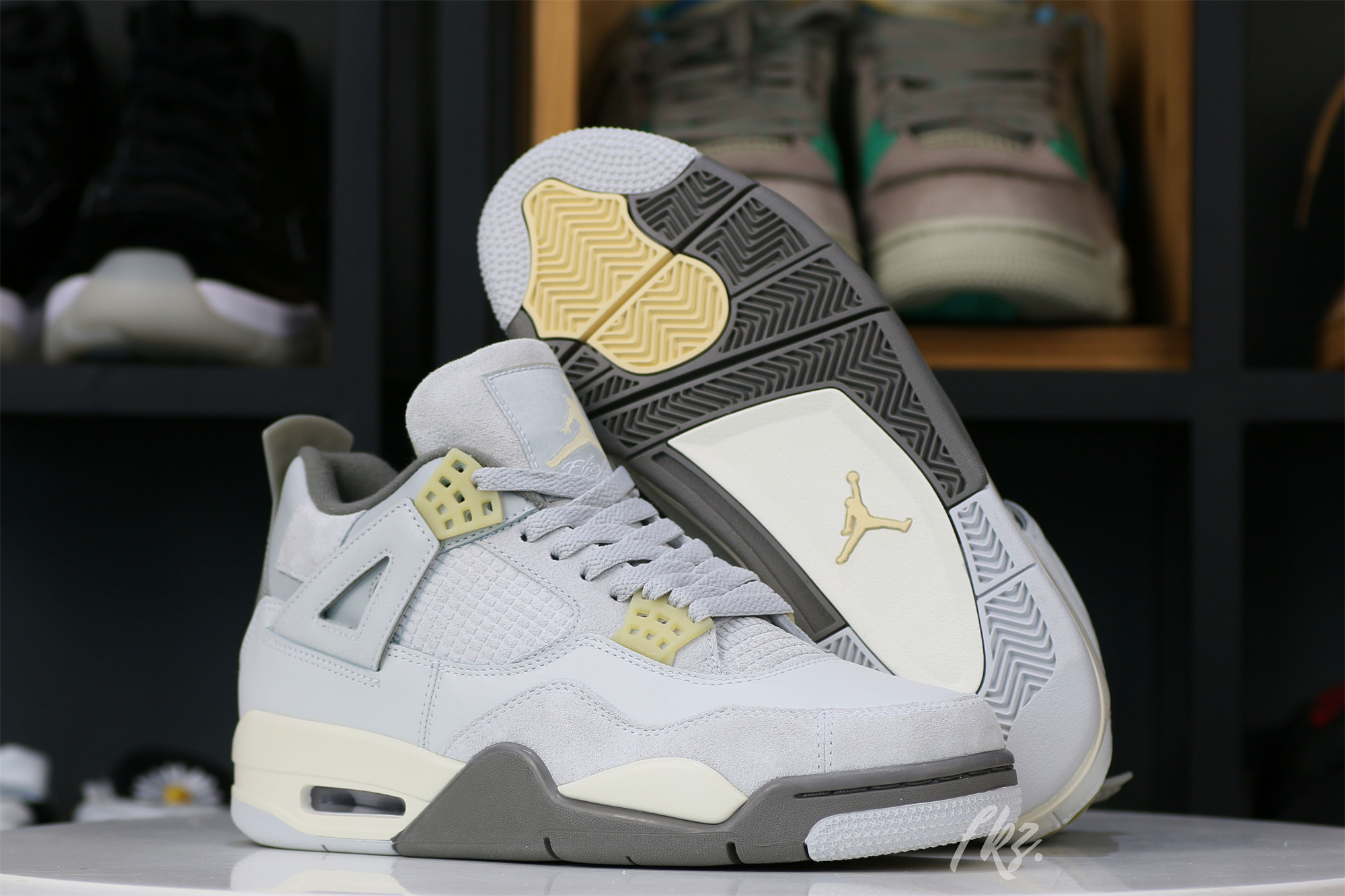 Air Jordan 4 Retro SE Craft Photon Dust