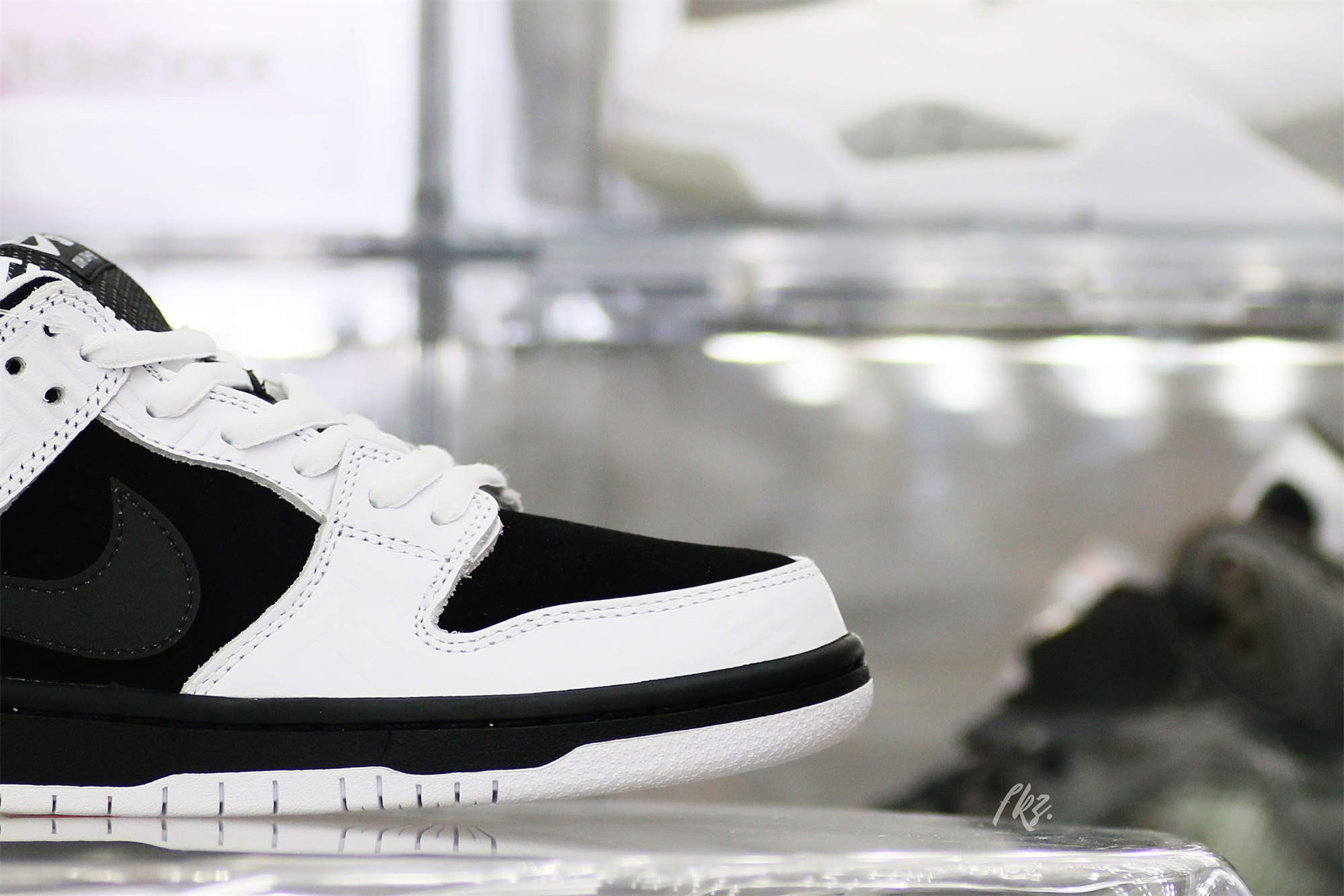 Nike SB Dunk Low TIGHTBOOTH