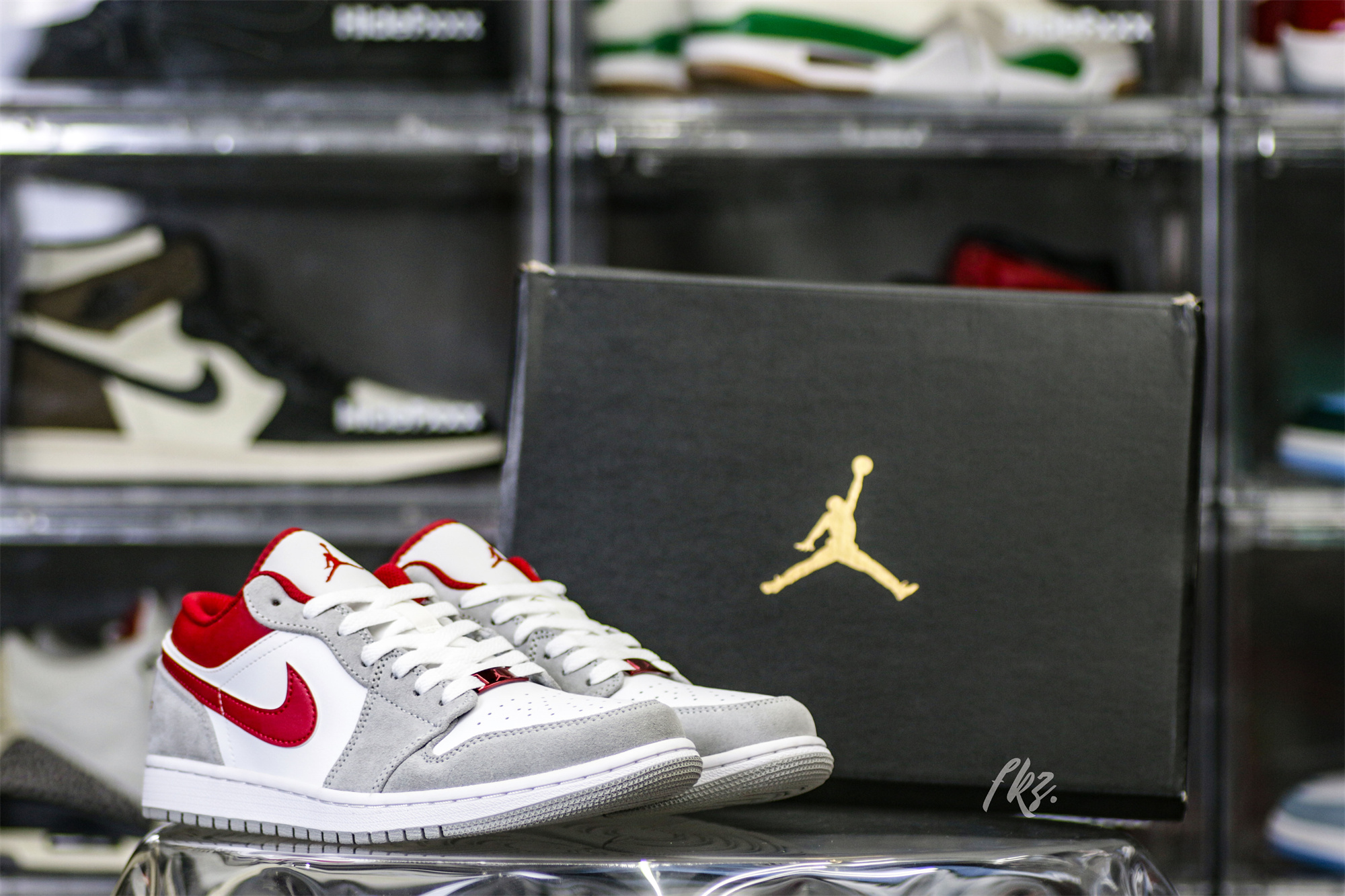 Air Jordan 1 Low SE Light Smoke Grey Gym Red