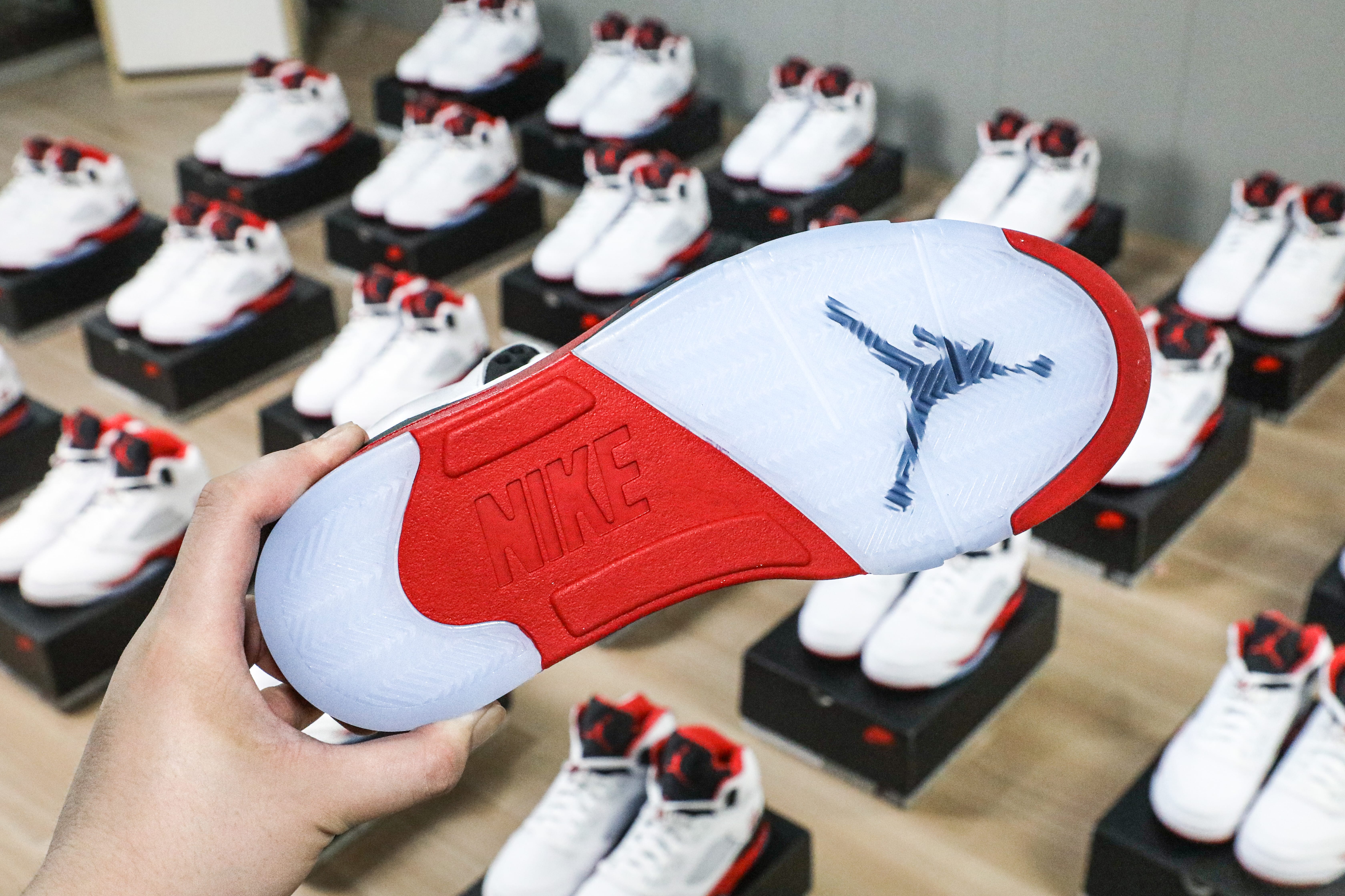 Air Jordan 5 Fire Red Black Tongue 2025 (Ln5 A1)